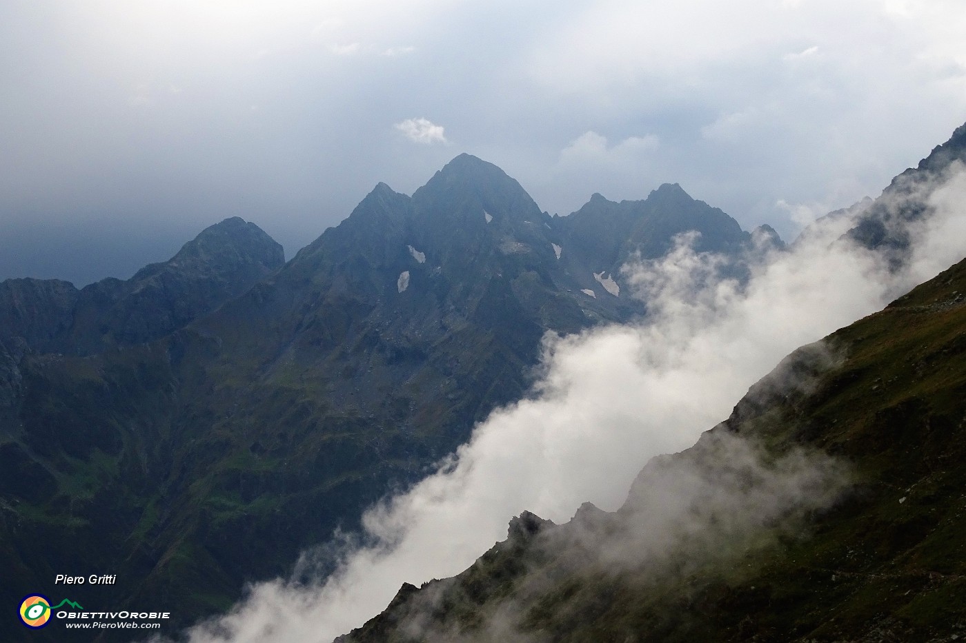 25 Dopo la pioggia nebbie con vista sul Pizzo del Diavolo di Tenda .JPG